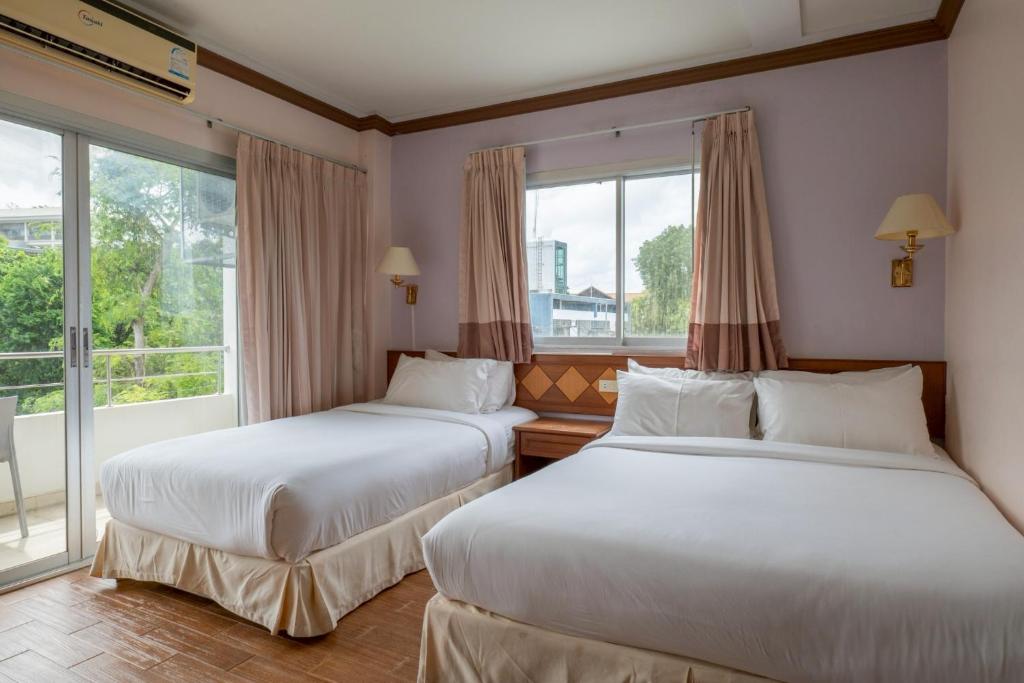 Postel nebo postele na pokoji v ubytování Krabi River Hotel