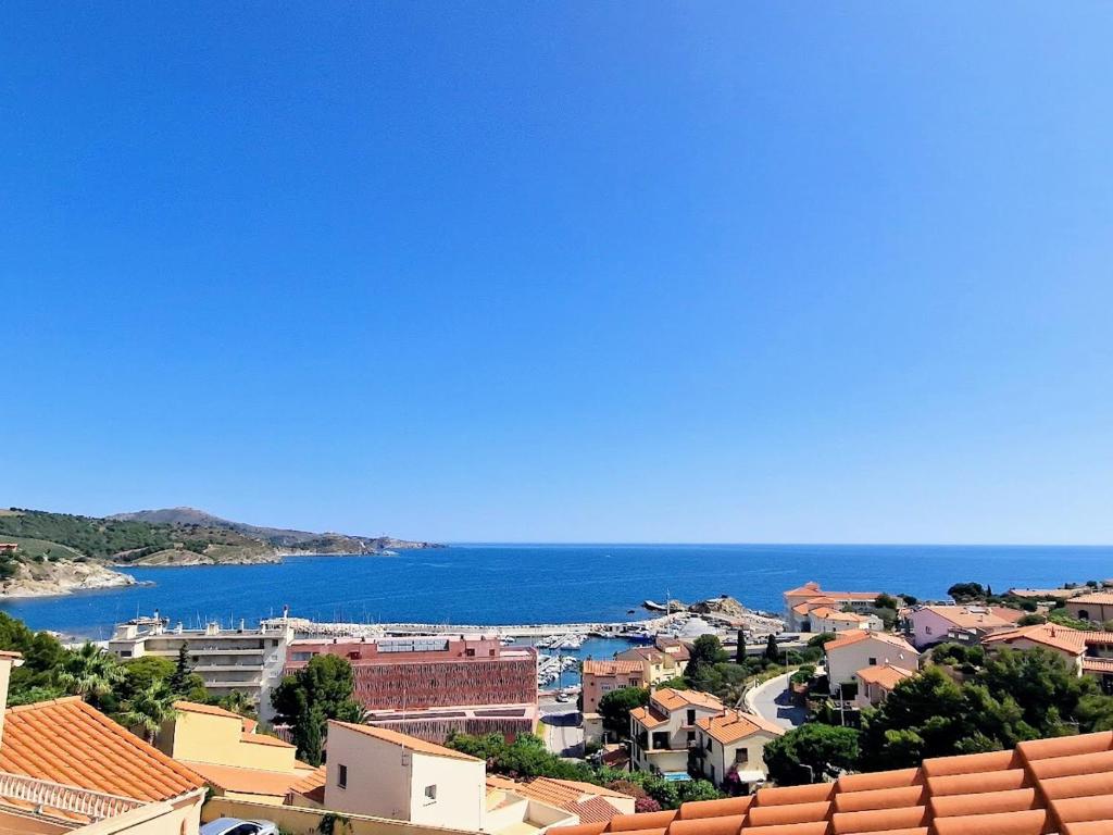 Elle offre une vue sur la ville et l'océan. dans l'établissement BANYULS-SUR-MER: Appartement avec Terrasse, Clim, Parking et Animaux acceptés - FR-1-309-53, à Banyuls-sur-Mer
