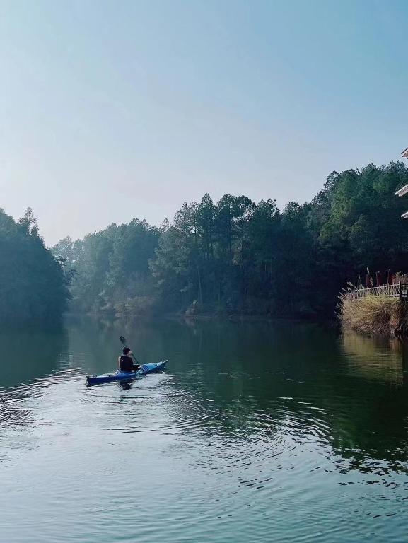 景徳鎮にあるGloria Resorts Jingdezhen Xishan Lakeの川上カヤック乗り