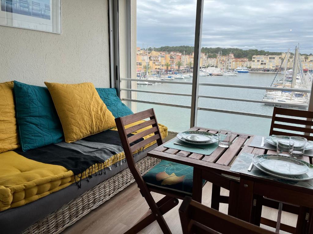 un salon avec un canapé et une table dans l'établissement Studio Contemporain - 2/4 pers - Centre de la Station - Parking Sécurisé - FR-1-796-60, à Gruissan