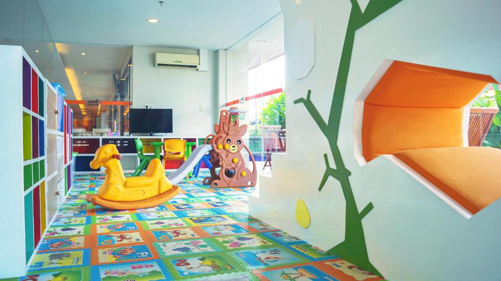 TV a/nebo společenská místnost v ubytování HARRIS Hotel Seminyak