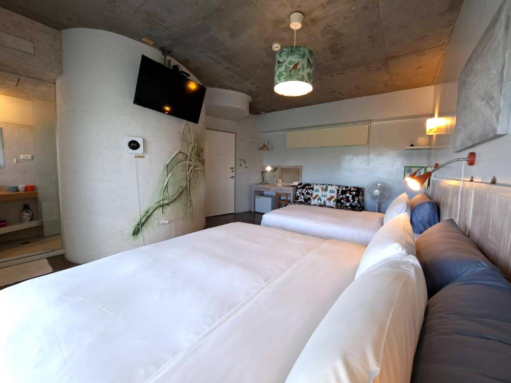 Postel nebo postele na pokoji v ubytování 墾丁橘月Orange Moon Inn