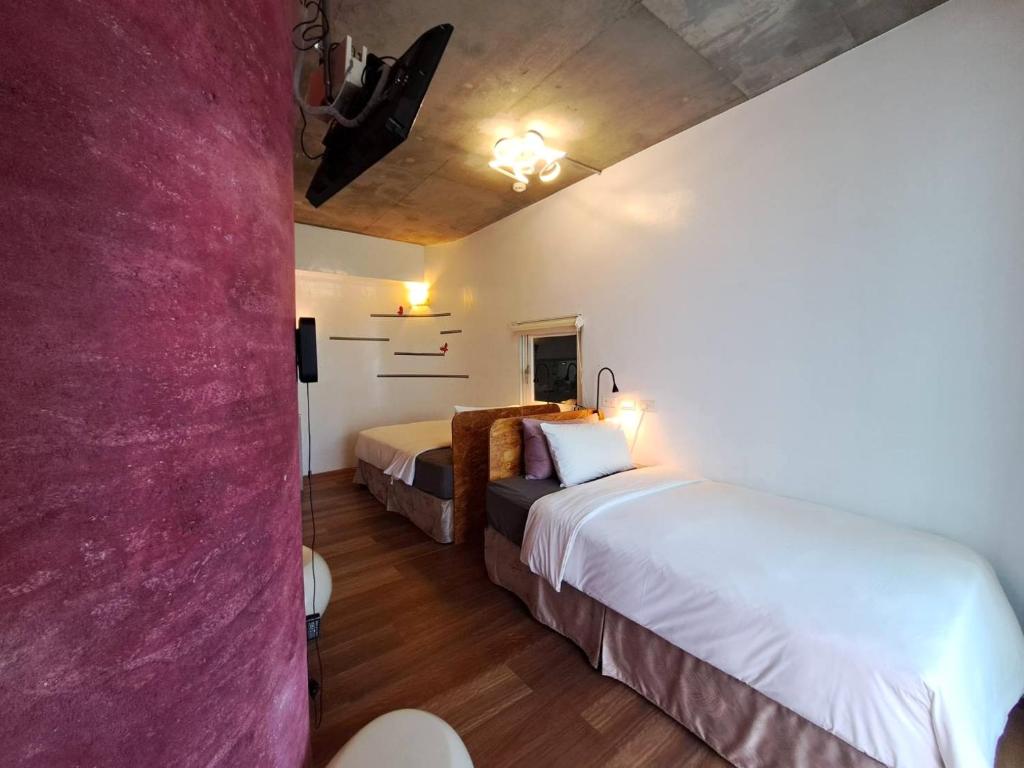 Postel nebo postele na pokoji v ubytování 墾丁橘月Orange Moon Inn