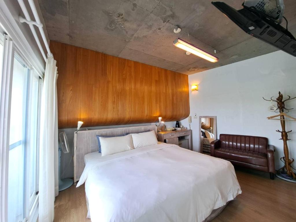 Postel nebo postele na pokoji v ubytování 墾丁橘月Orange Moon Inn