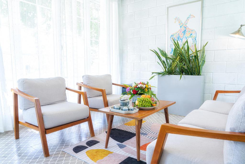 Khu vực ghế ngồi tại Perolas Villas Resort - Ke Ga Bay