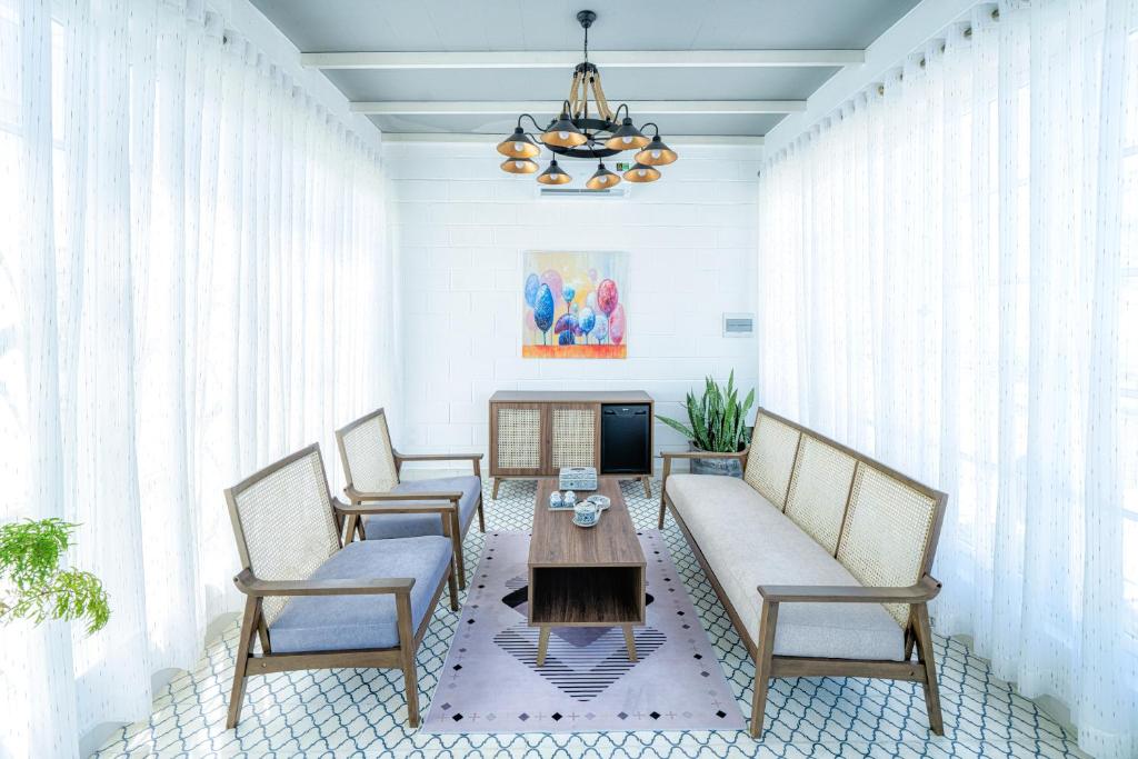 Khu vực ghế ngồi tại Perolas Villas Resort - Ke Ga Bay