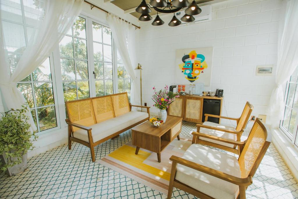 Khu vực ghế ngồi tại Perolas Villas Resort - Ke Ga Bay
