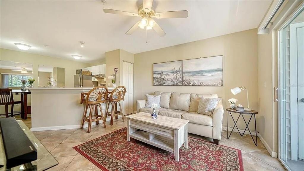 Χώρος καθιστικού στο 1 BR Bayou Breeze Sarasota Condo