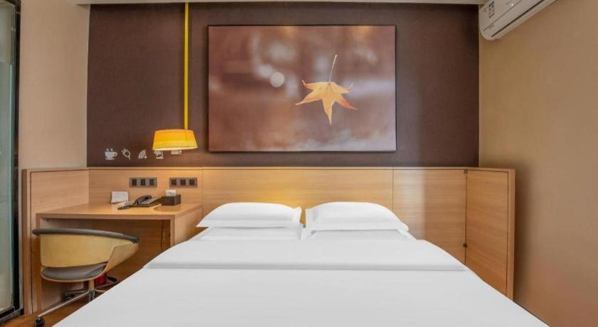 Postel nebo postele na pokoji v ubytování IU Hotels Xinzhou Bus Terminal