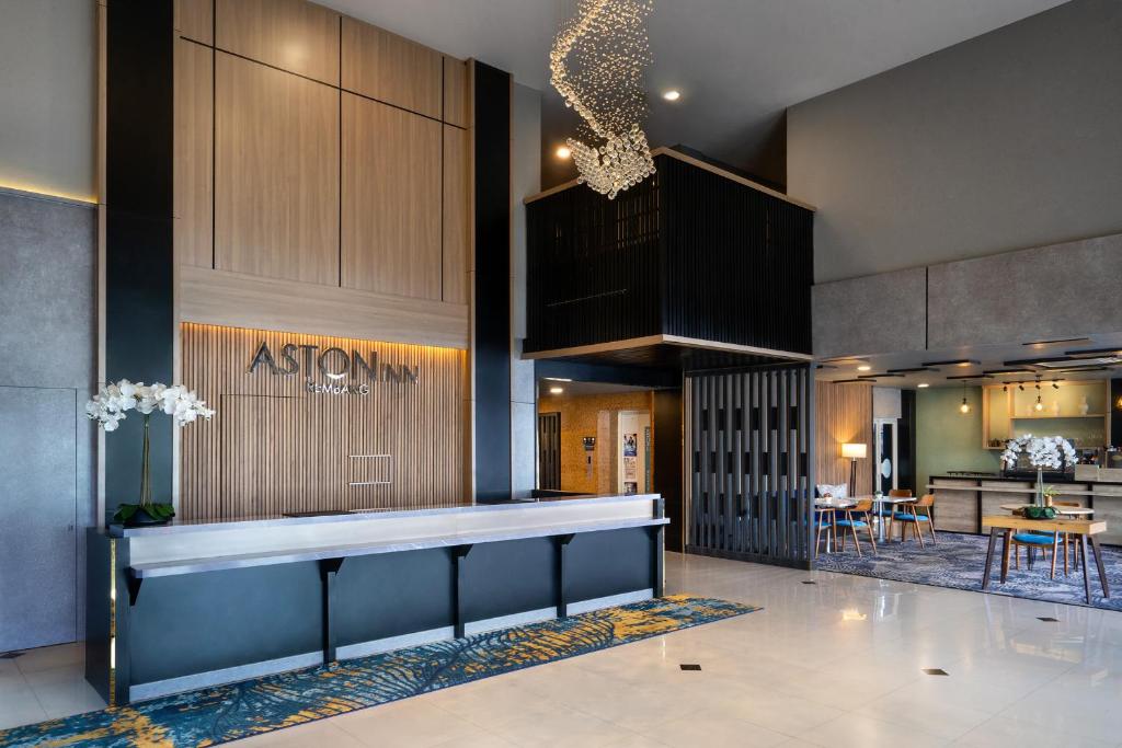 Posezení v ubytování Aston Inn Rembang