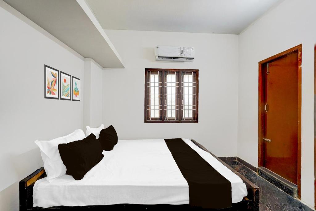 Postel nebo postele na pokoji v ubytování Hotel O Eswar Residency Avadi