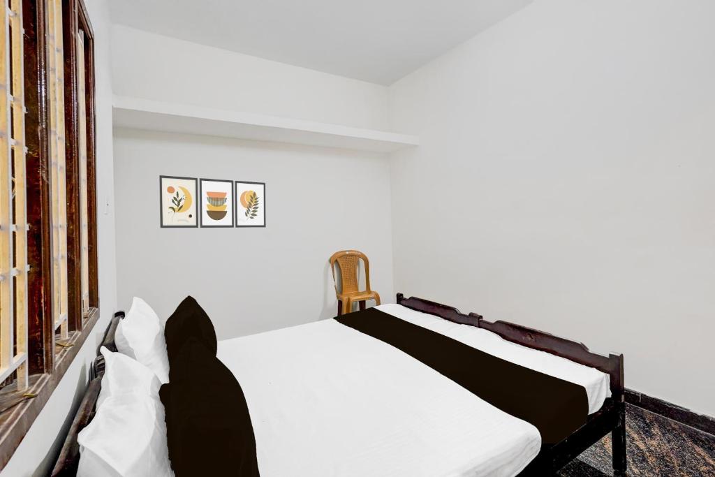 Postel nebo postele na pokoji v ubytování Hotel O Eswar Residency Avadi