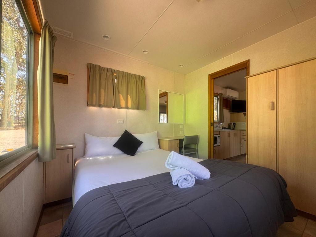 Postel nebo postele na pokoji v ubytování Phillip Island Park Lane Holiday Park