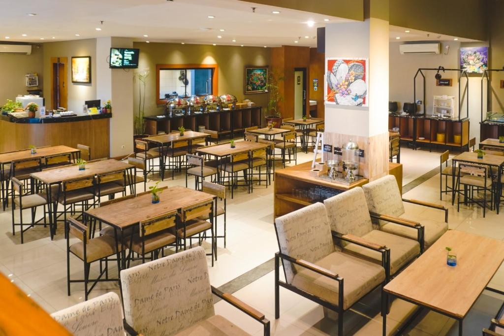 Restaurace v ubytování Yellow Star Ambarukmo Hotel