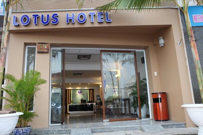 un panneau d'hôtel louis sur le côté d'un bâtiment dans l'établissement Lotus Hotel Hai Duong, à Hải Dương