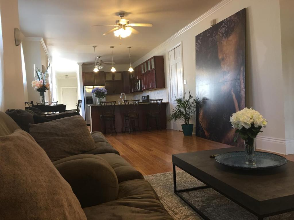 Χώρος καθιστικού στο Spacious Napoleon Ave Mardi Gras Apartment