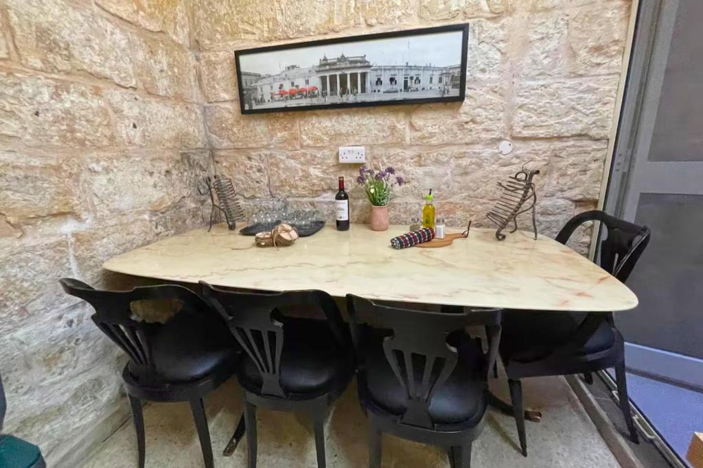 Fotografie z fotogalerie ubytování Sliema Townhouse for 12, July Deal, Historic Charm, Steps to Seafront View & Bars & Promenade v destinaci Sliema