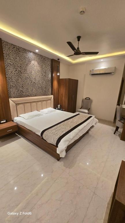 a bedroom with a large bed and a ceiling at The Monark Inn in Sandīla