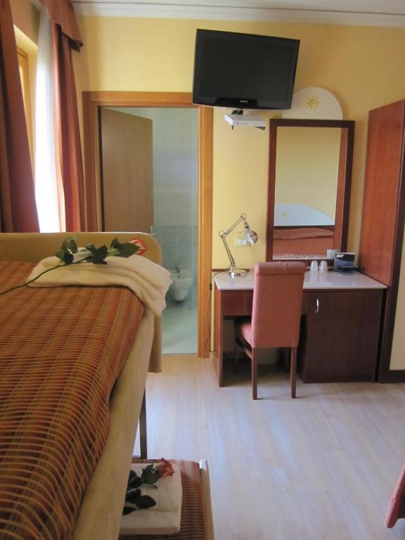 TV a/nebo společenská místnost v ubytování Hotel Al Sole - ENJOY HOLIDAY