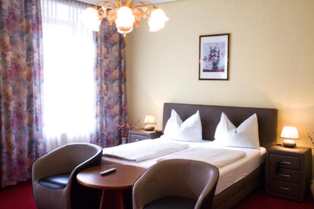 Postel nebo postele na pokoji v ubytování Hotel Alter Telegraf