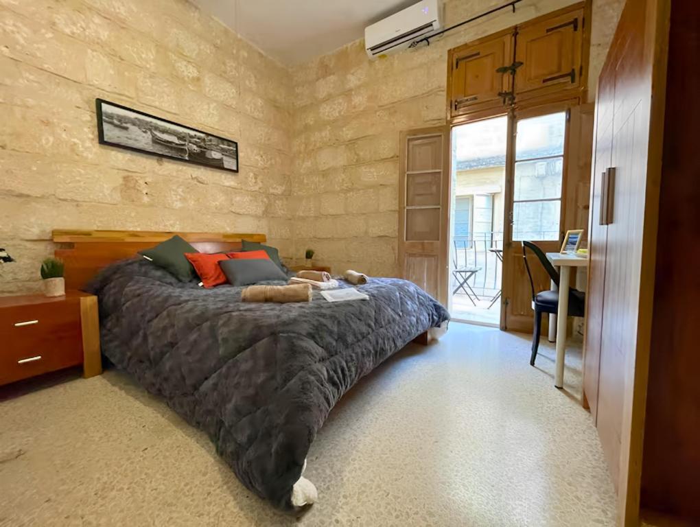 Postel nebo postele na pokoji v ubytování Sliema Townhouse for 12, July Deal, Historic Charm, Steps to Seafront View & Bars & Promenade