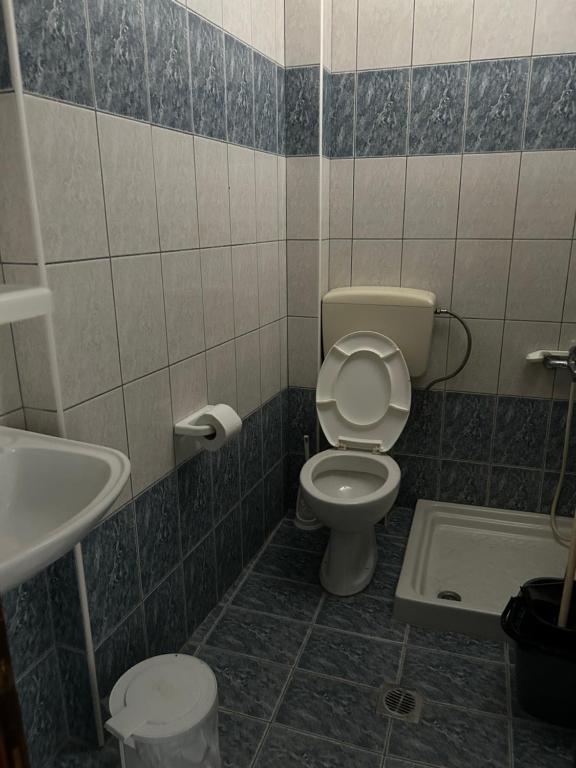 Koupelna v ubytování SIROS HOTEL
