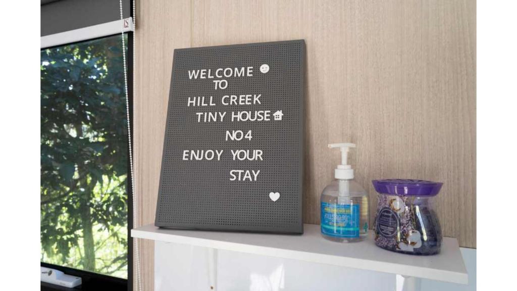 Ein Zertifikat, Auszeichnung, Logo oder anderes Dokument, das in der Unterkunft Hill Creek Tiny House 4 by Tiny Away ausgestellt ist