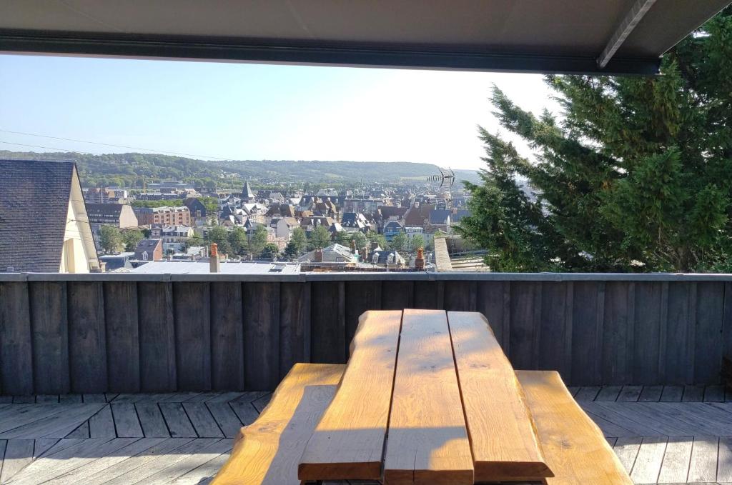 un banc en bois assis au-dessus d'un toit dans l'établissement Brimoir - Maison de pêcheur avec grande terrasse vue mer, à Trouville-sur-Mer