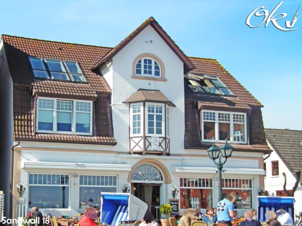 eine Gruppe von Menschen, die vor einem Haus stehen in der Unterkunft Wellenblick in Wyk auf Föhr