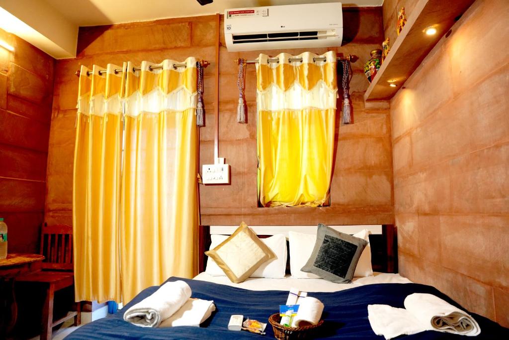 Ένα ή περισσότερα κρεβάτια σε δωμάτιο στο MH Guest House