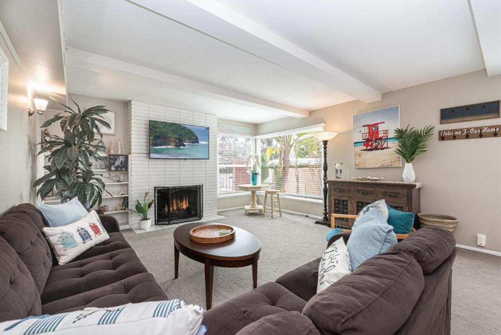 a living room with two couches and a fireplace at Peaceful Lido Island 3Br Walk To Bay, Beach & Shopping By Beachview Rentals in Newport Beach