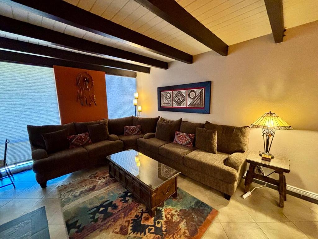 Χώρος καθιστικού στο Saguaro & Sage