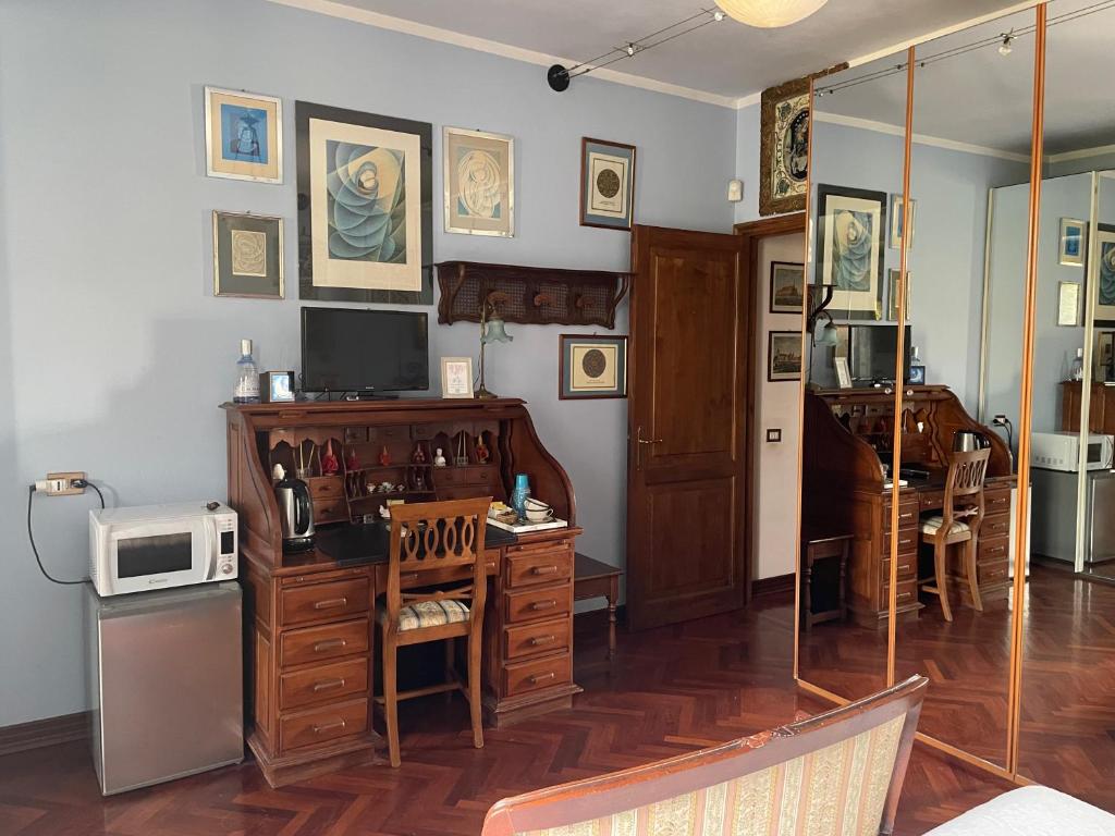 TV a/nebo společenská místnost v ubytování B&B Les Fleurettes