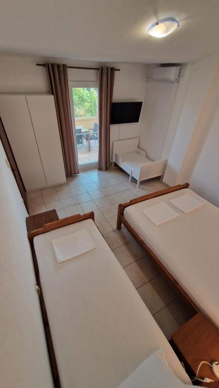 Łóżko lub łóżka w pokoju w obiekcie Apartmani Kod Barbe