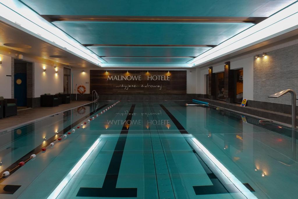 Bazén v ubytovaní Malinowy Dwór Hotel Medical SPA alebo v jeho blízkosti