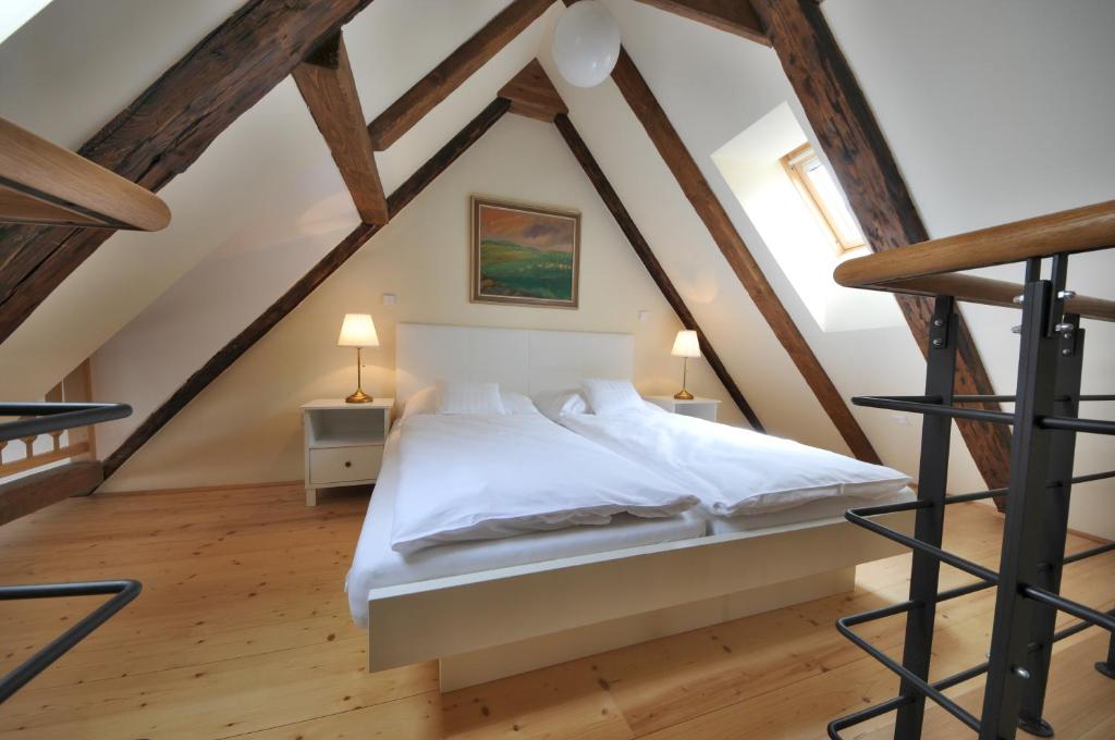 Postel nebo postele na pokoji v ubytování Latrán 43 apartments