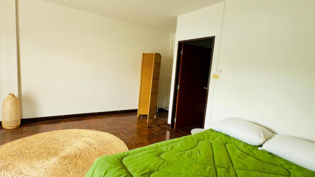 En eller flere senge i et værelse på Creative Bangkok Bed