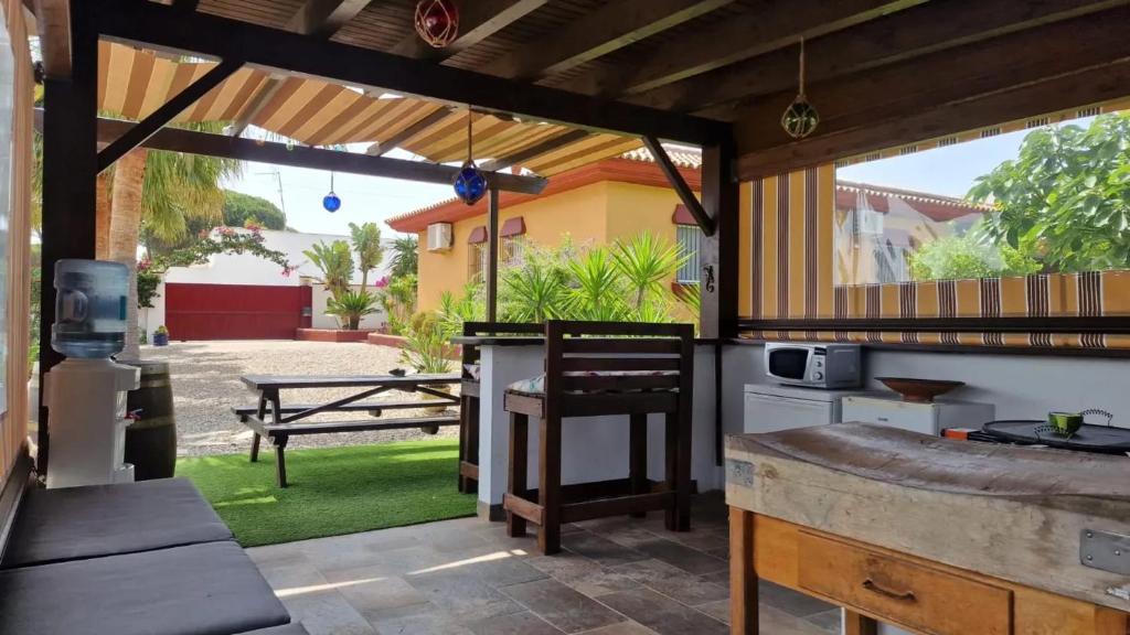 Patio alebo iná vonkajšia časť ubytovania Sunny villa with private pool in Chiclana de la Frontera