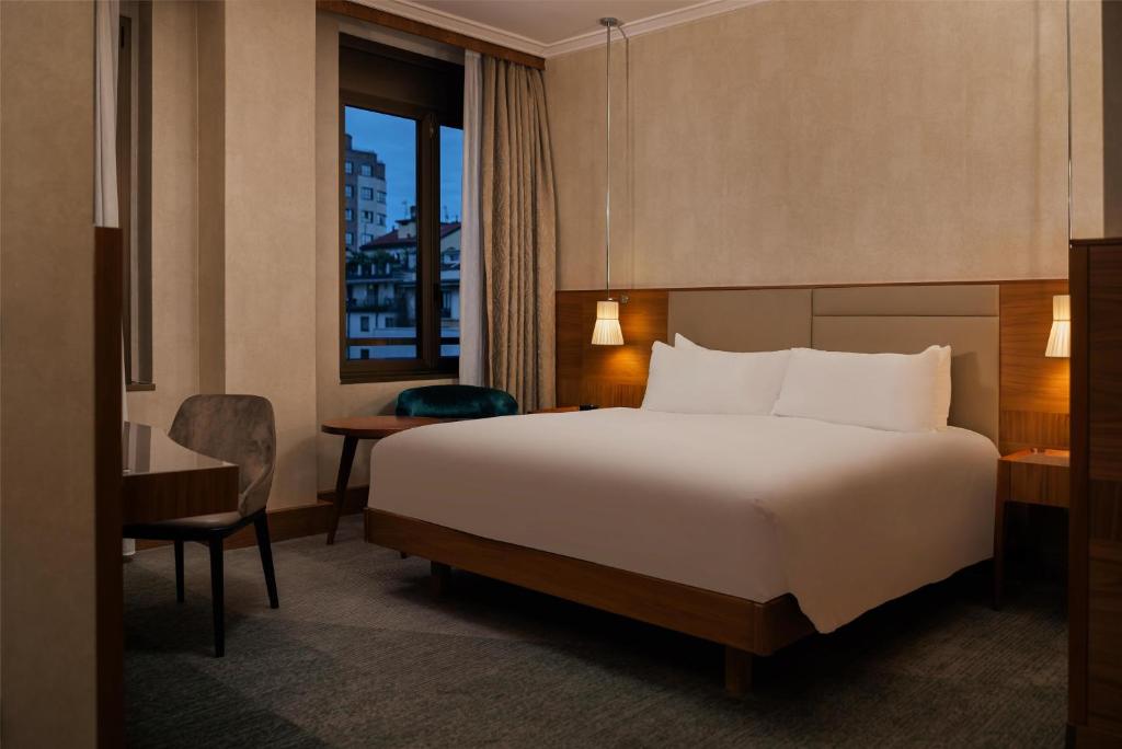 Postel nebo postele na pokoji v ubytování Hilton Milan