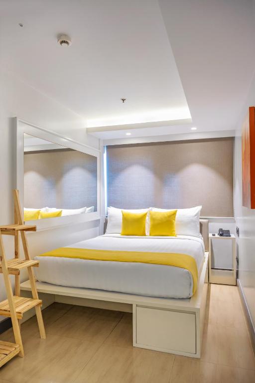 Postel nebo postele na pokoji v ubytování The Mini Suites Eton Tower Makati