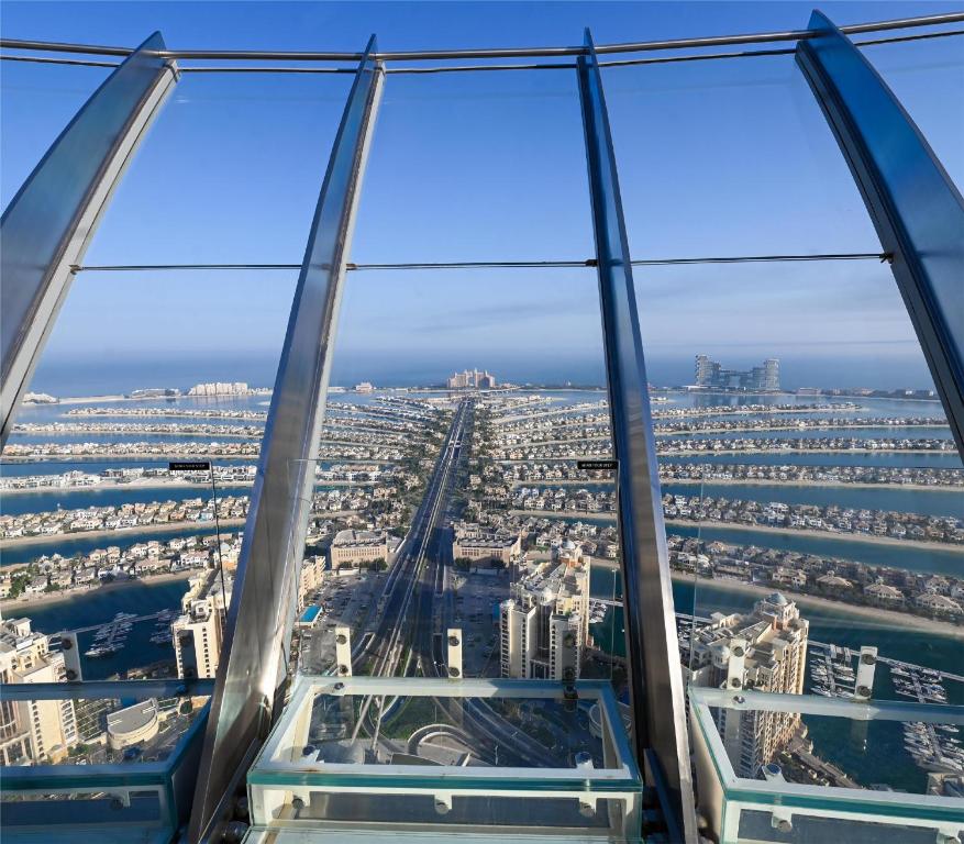 Nespecifikovaný výhled na destinaci Dubaj nebo výhled na město při pohledu z rezortu