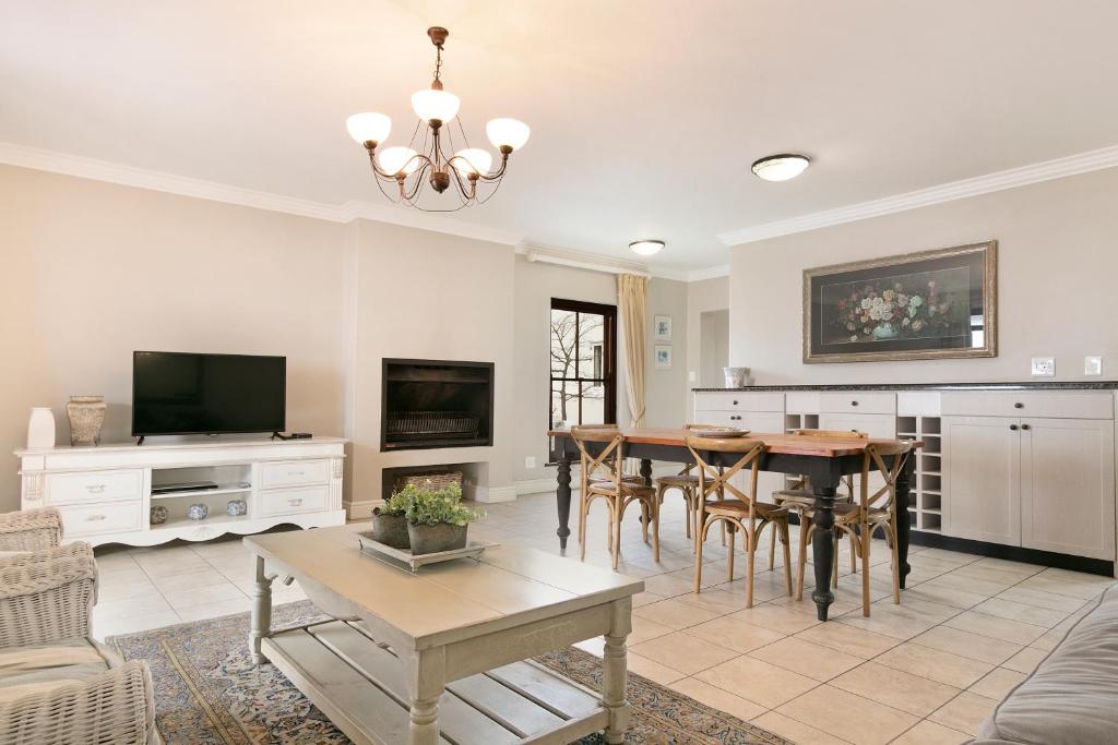 Η κουζίνα ή μικρή κουζίνα στο Winelands Golf Lodges 10