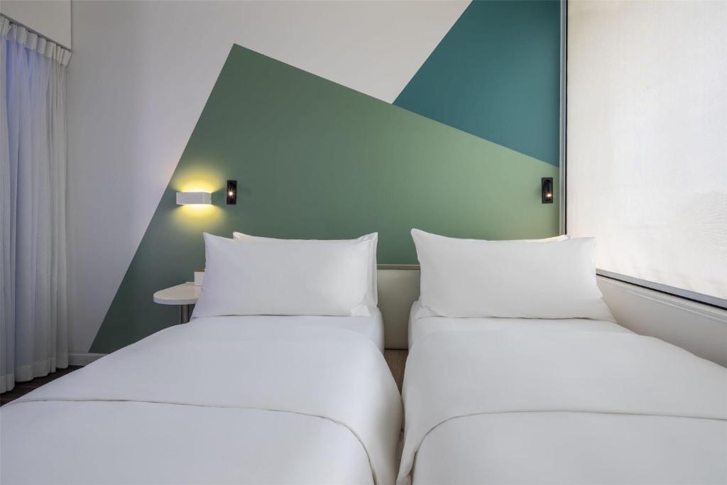 Postel nebo postele na pokoji v ubytování Tru by Hilton Viet Tri City Centre
