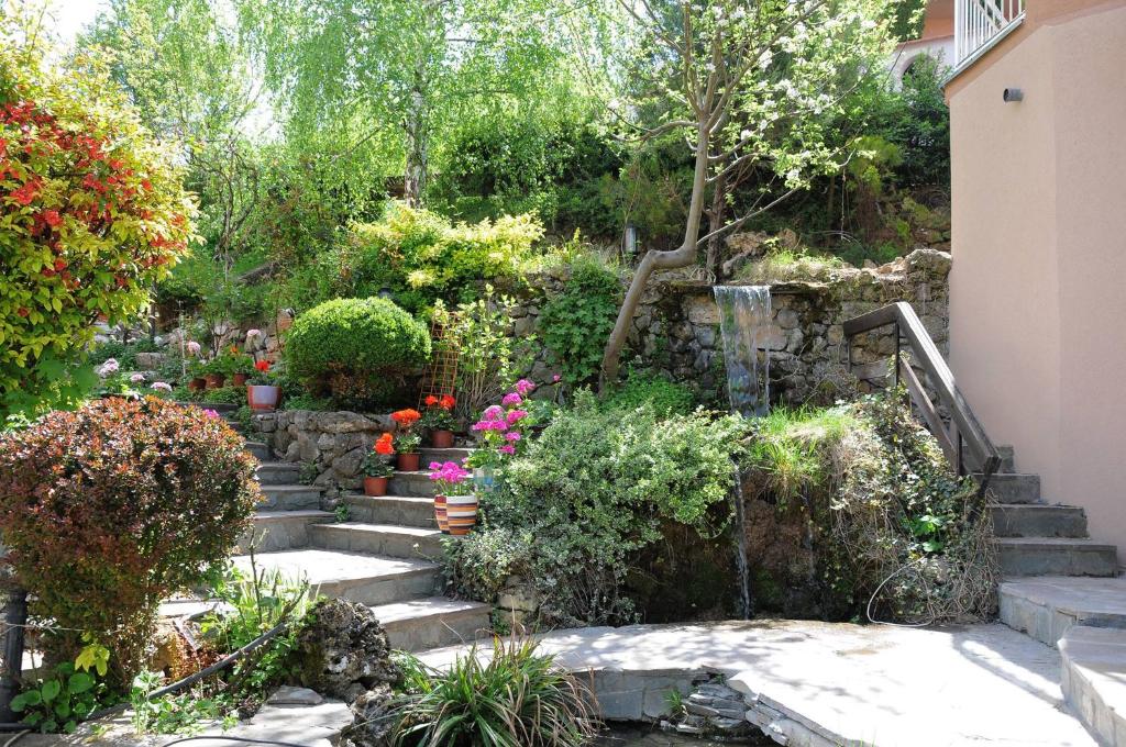 Κήπος έξω από το Apartments Kaskade