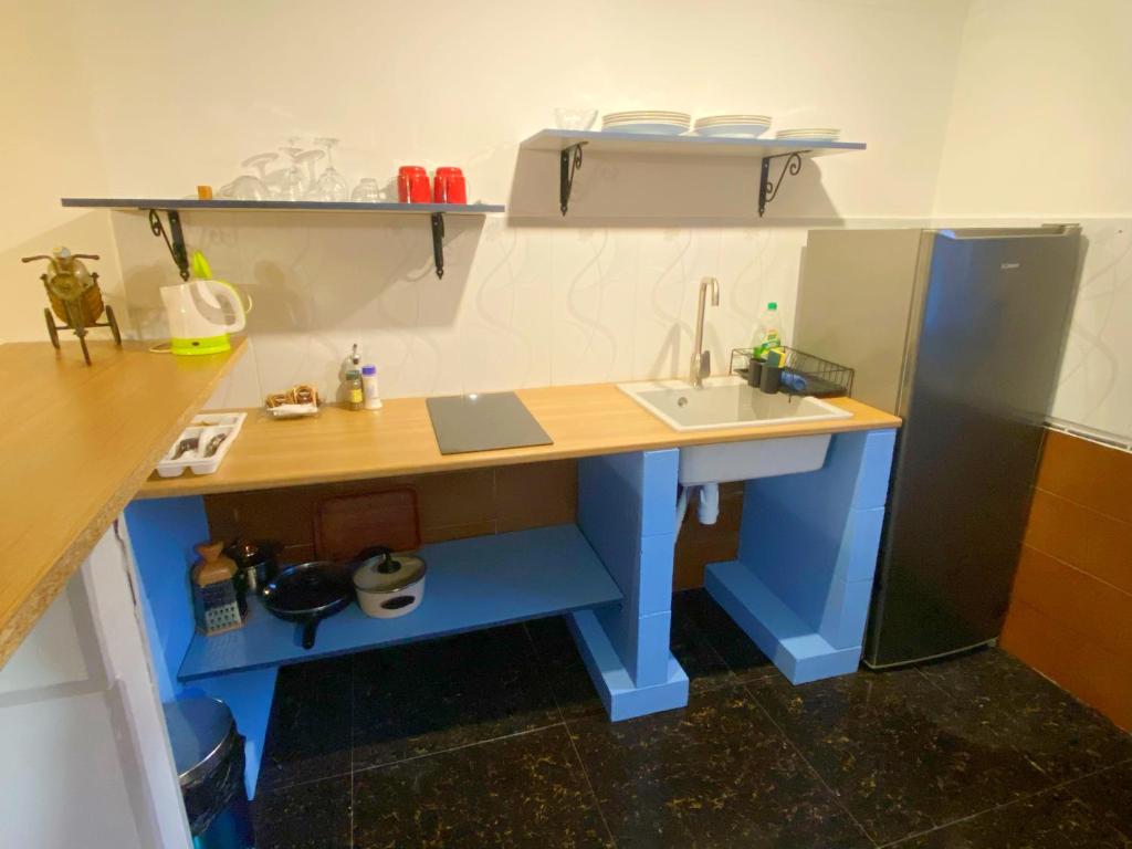 Kuchyň nebo kuchyňský kout v ubytování Hotel Orange Kutaisi