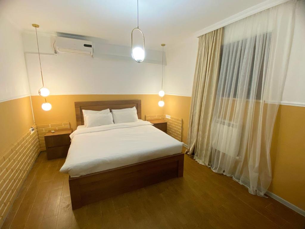 Postel nebo postele na pokoji v ubytování Hotel Orange Kutaisi