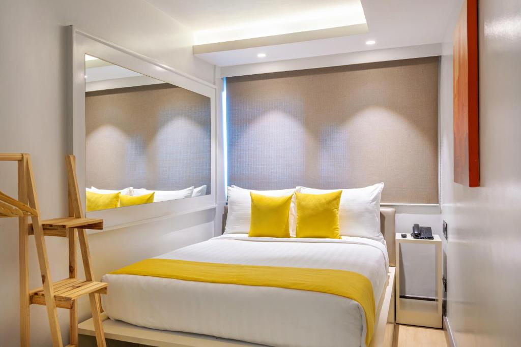 Postel nebo postele na pokoji v ubytování The Mini Suites Eton Tower Makati