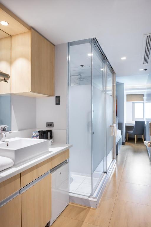Kuchyň nebo kuchyňský kout v ubytování The Mini Suites Eton Tower Makati