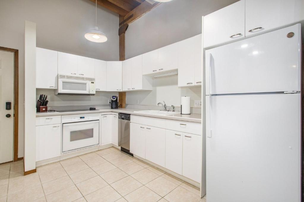 Кухня или мини-кухня в Downtown and Waterfront 2BDR Condo in Grand Haven 110
