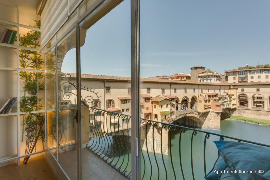balcone con vista su un fiume e sugli edifici di Apartment Ponte Vecchio Balcony a Firenze